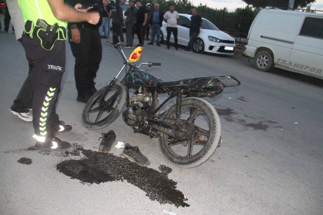 Konya'da plakasız motosikletli gençler, dur ihtarına uymadı! Çekiciye çarptılar 1
